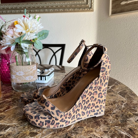 CHEETAH PRINT WEDGES 🤎 - Picture 2 of 4